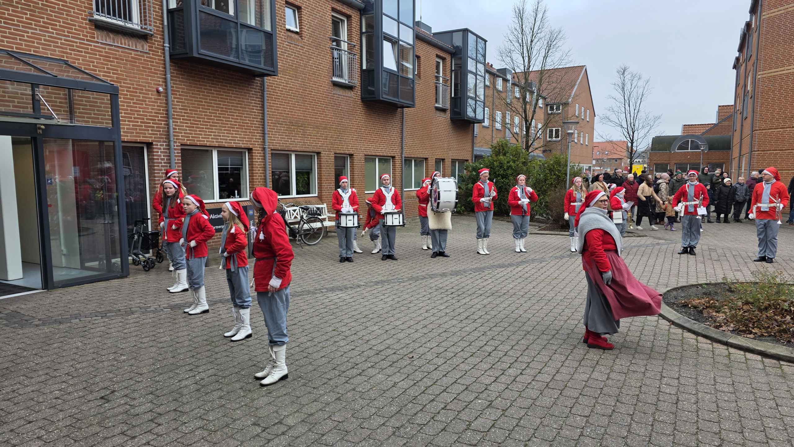 Stor opbakning til juleoptog og Gaveregn i Ølgod, se de mange billeder