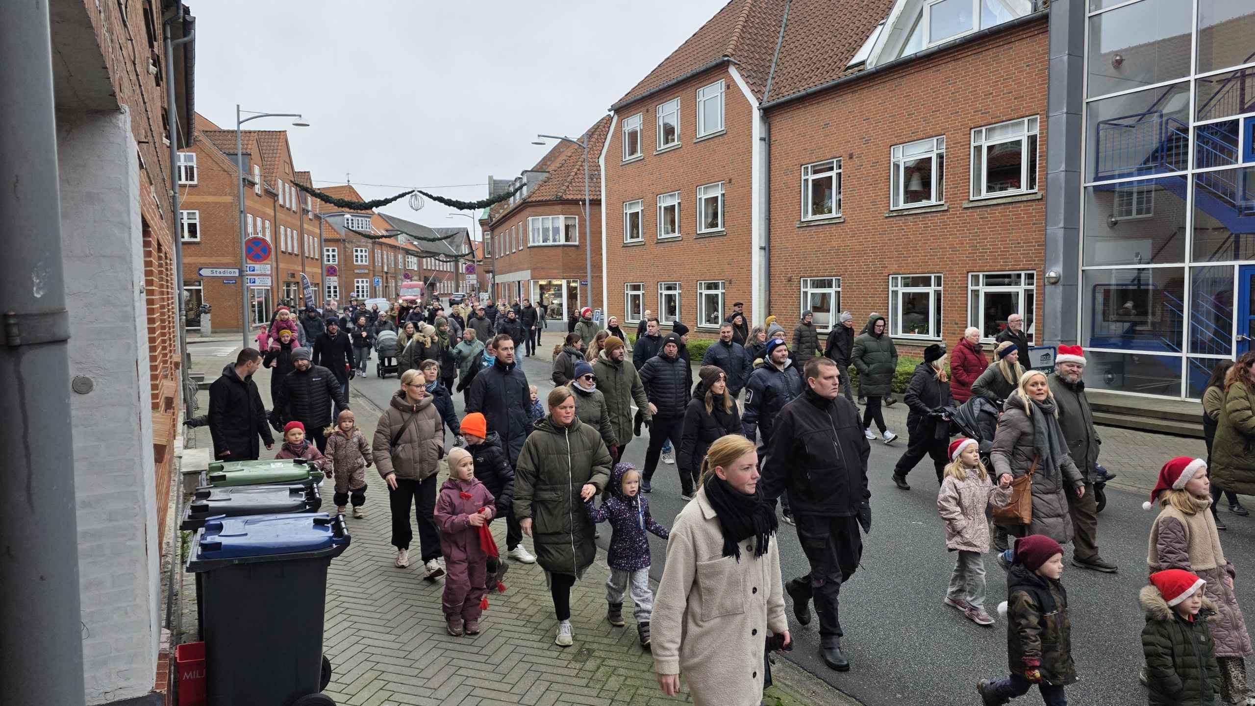 Stor opbakning til juleoptog og Gaveregn i Ølgod, se de mange billeder