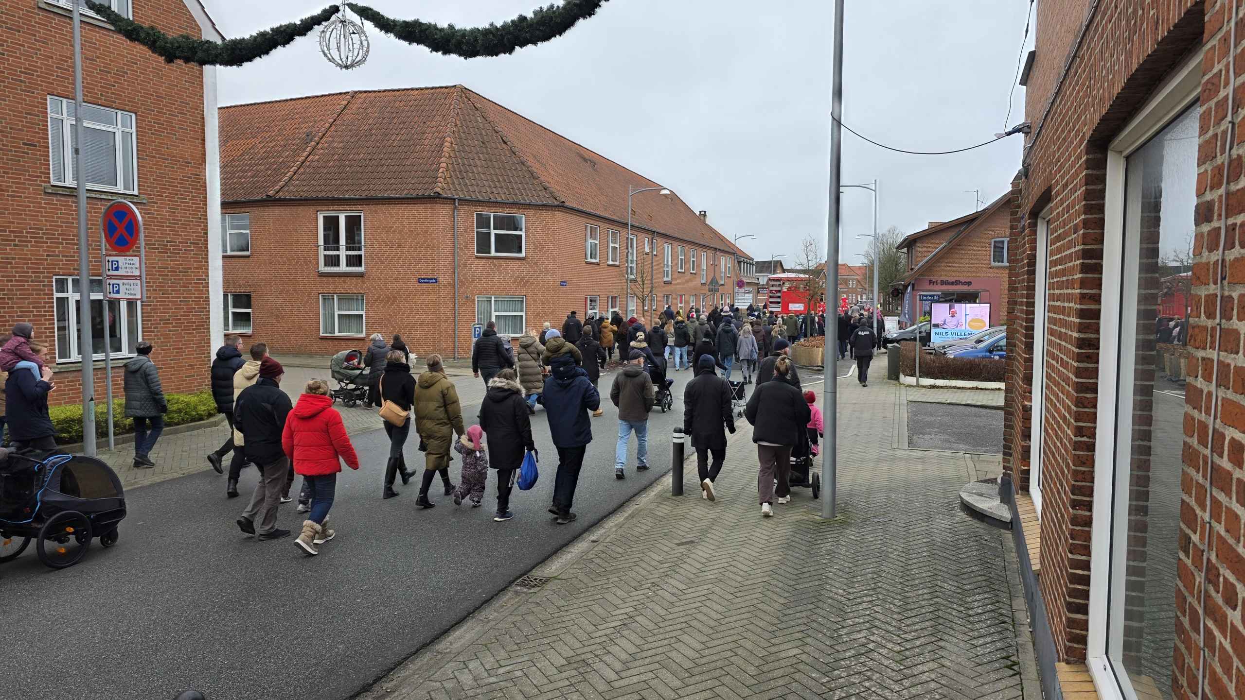 Stor opbakning til juleoptog og Gaveregn i Ølgod, se de mange billeder