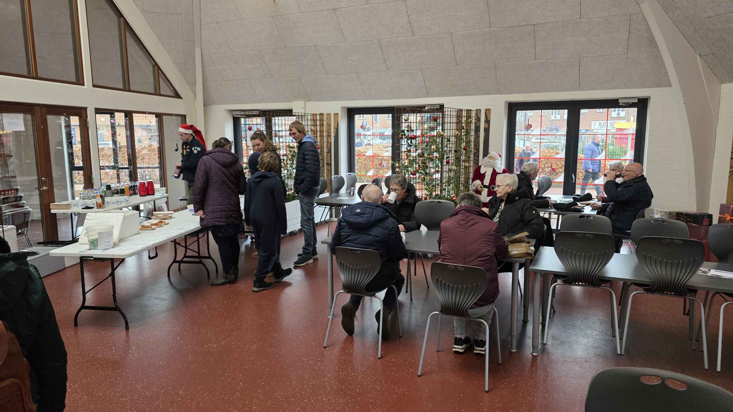 Stor opbakning til juleoptog og Gaveregn i Ølgod, se de mange billeder