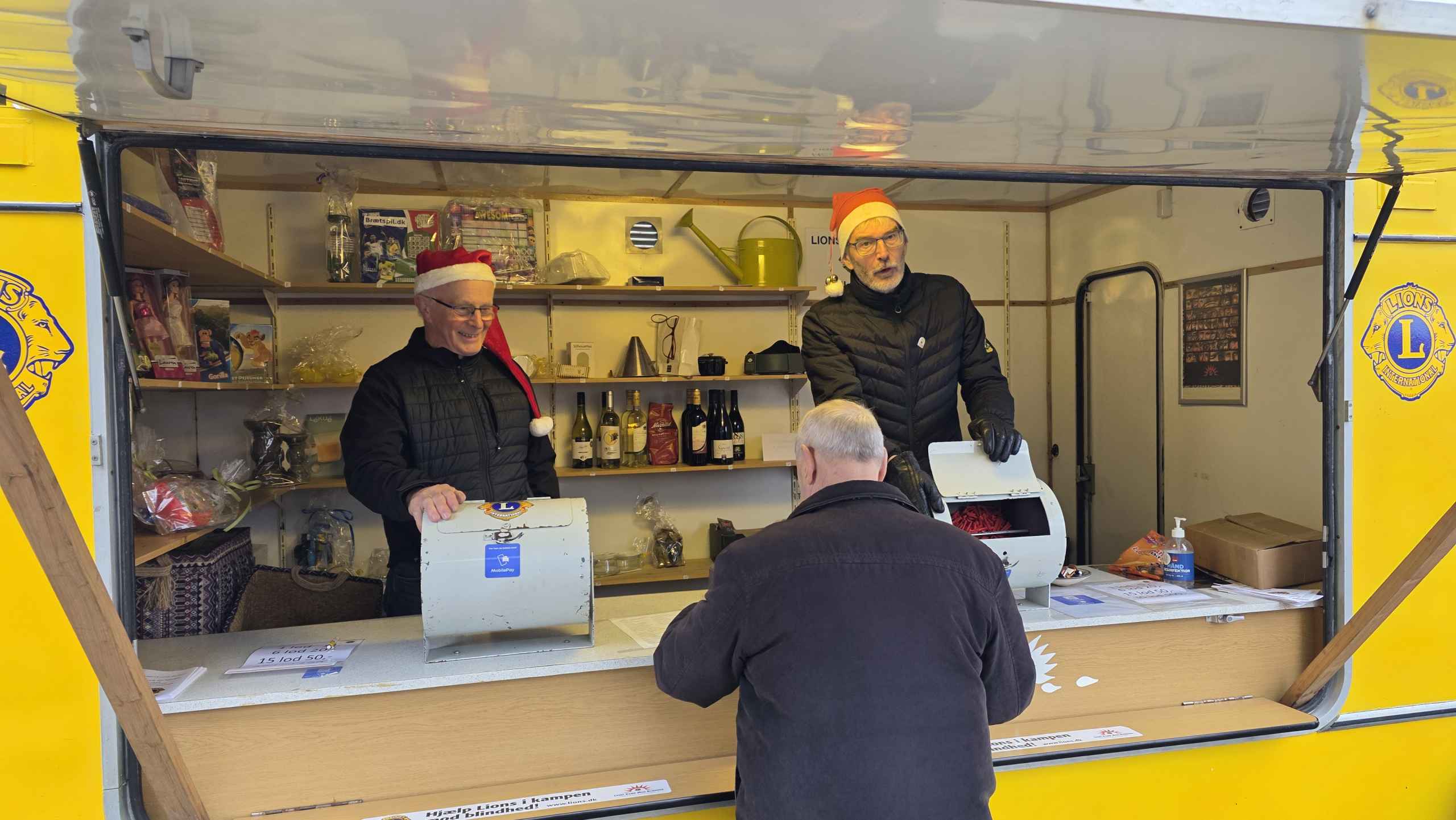 Stor opbakning til juleoptog og Gaveregn i Ølgod, se de mange billeder