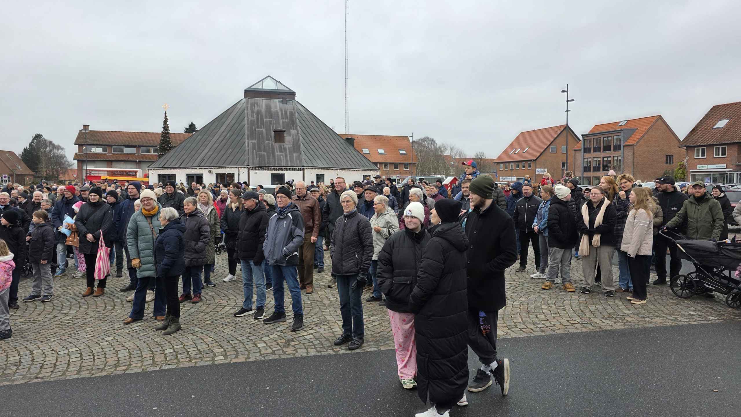 Stor opbakning til juleoptog og Gaveregn i Ølgod, se de mange billeder