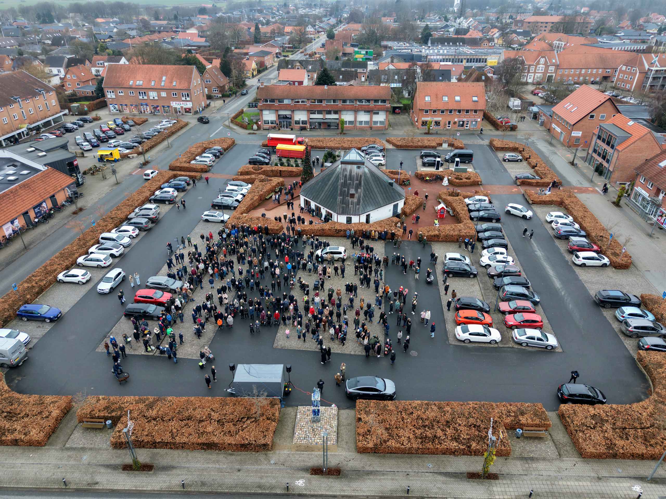 Stor opbakning til juleoptog og Gaveregn i Ølgod, se de mange billeder