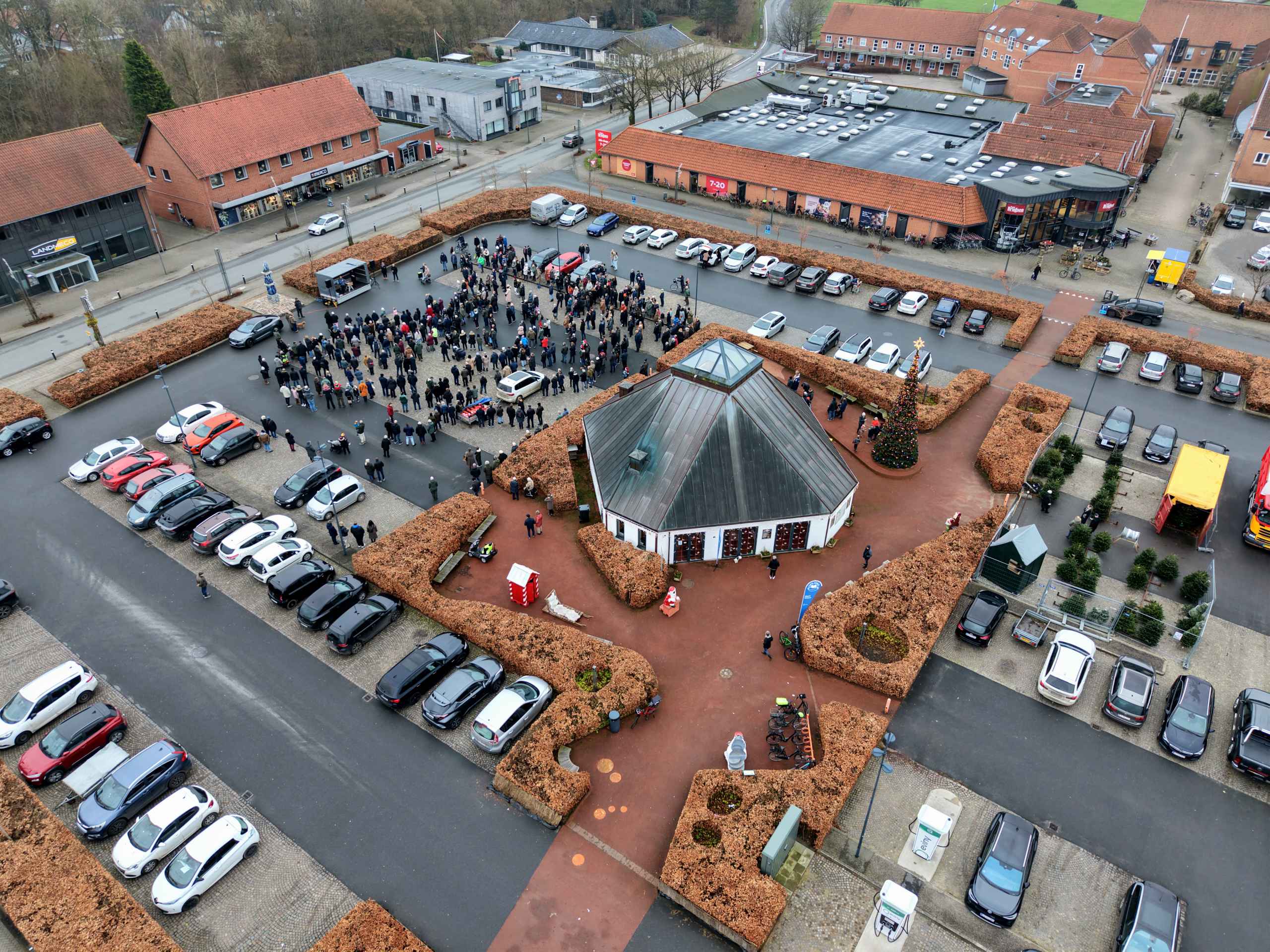 Stor opbakning til juleoptog og Gaveregn i Ølgod, se de mange billeder