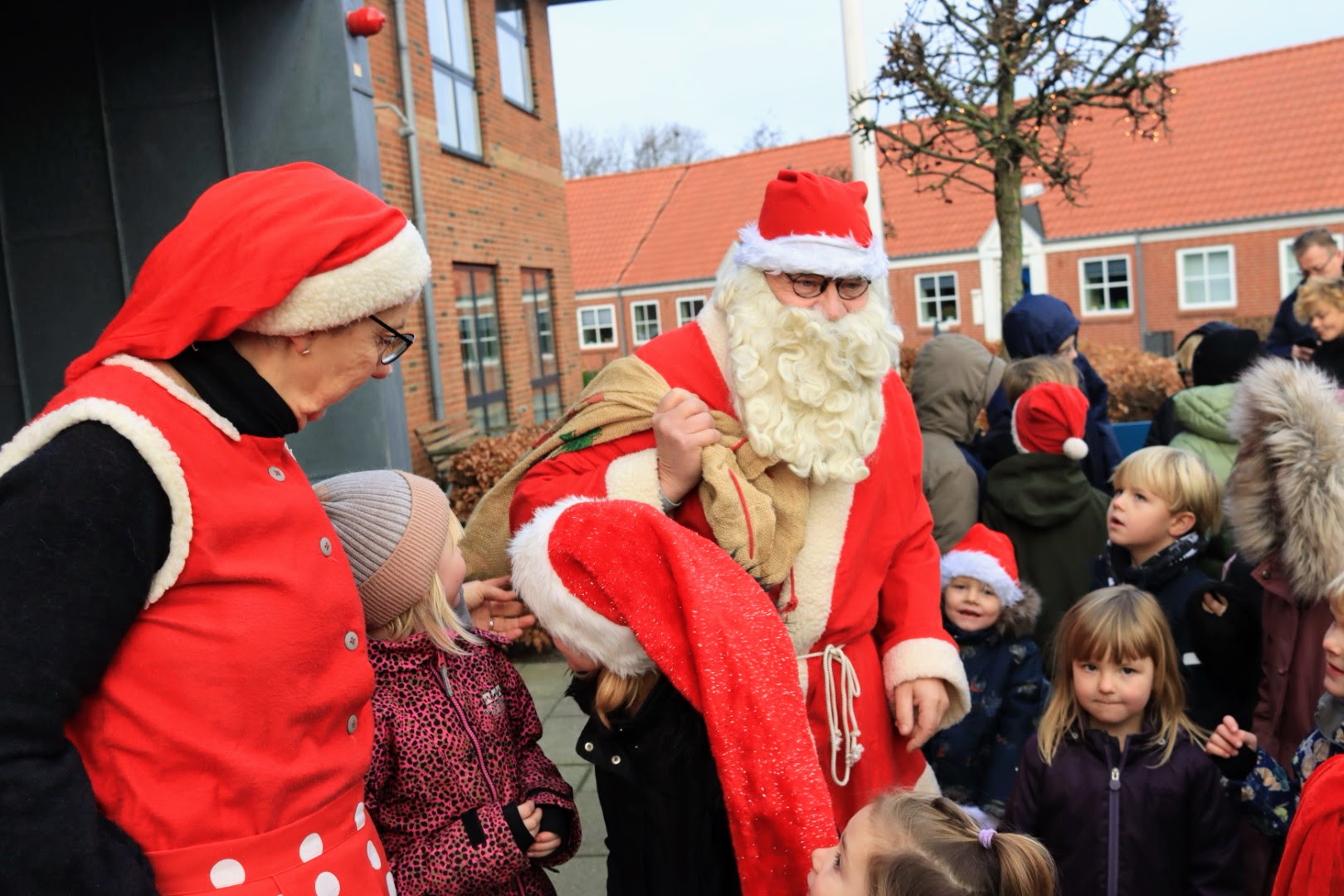 Væk Julemanden og tænd træet
