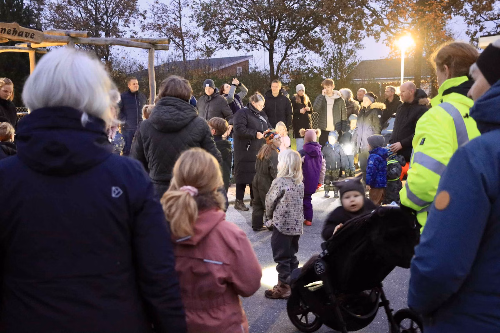Mørkegåtur og hygge ved børnehaven
