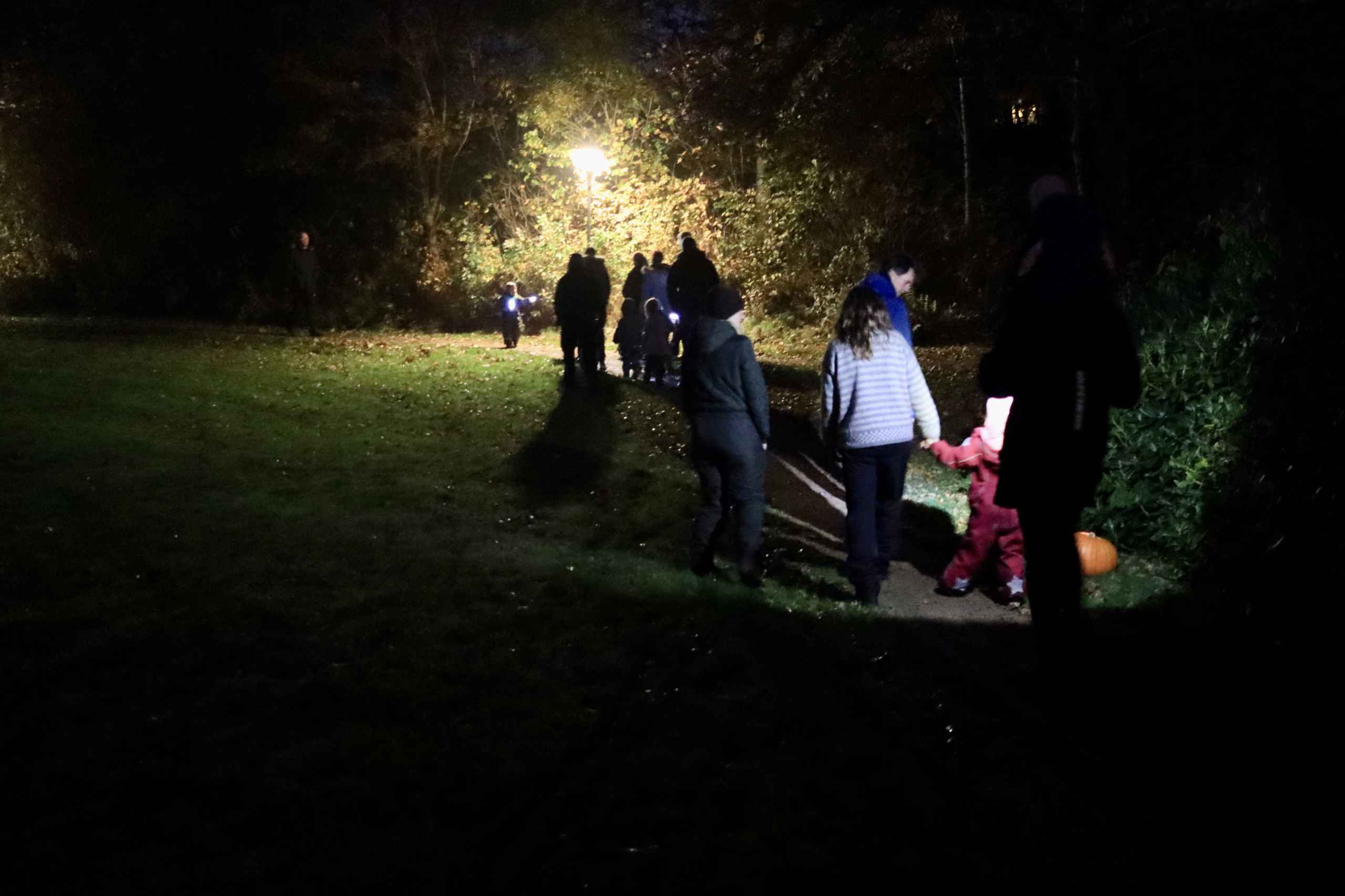 Mørkegåtur og hygge ved børnehaven