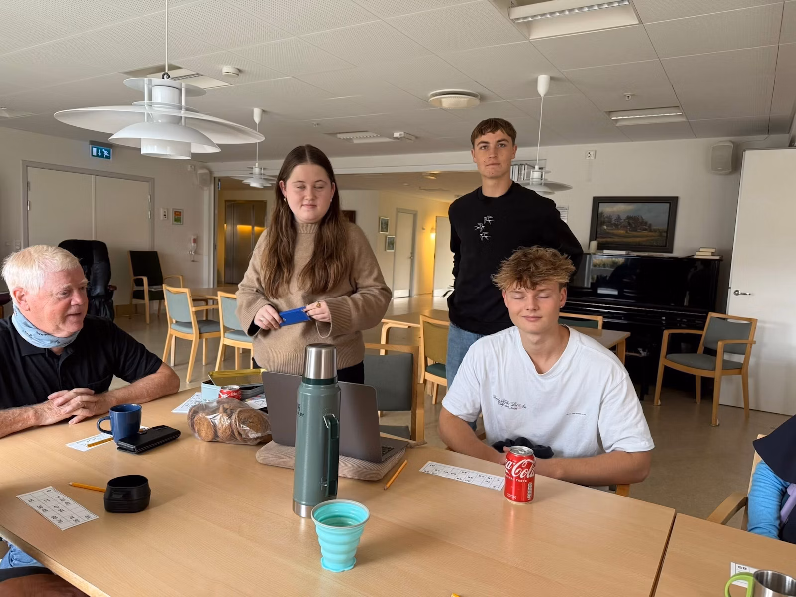 Efterskoleelever med på gåtur og banko