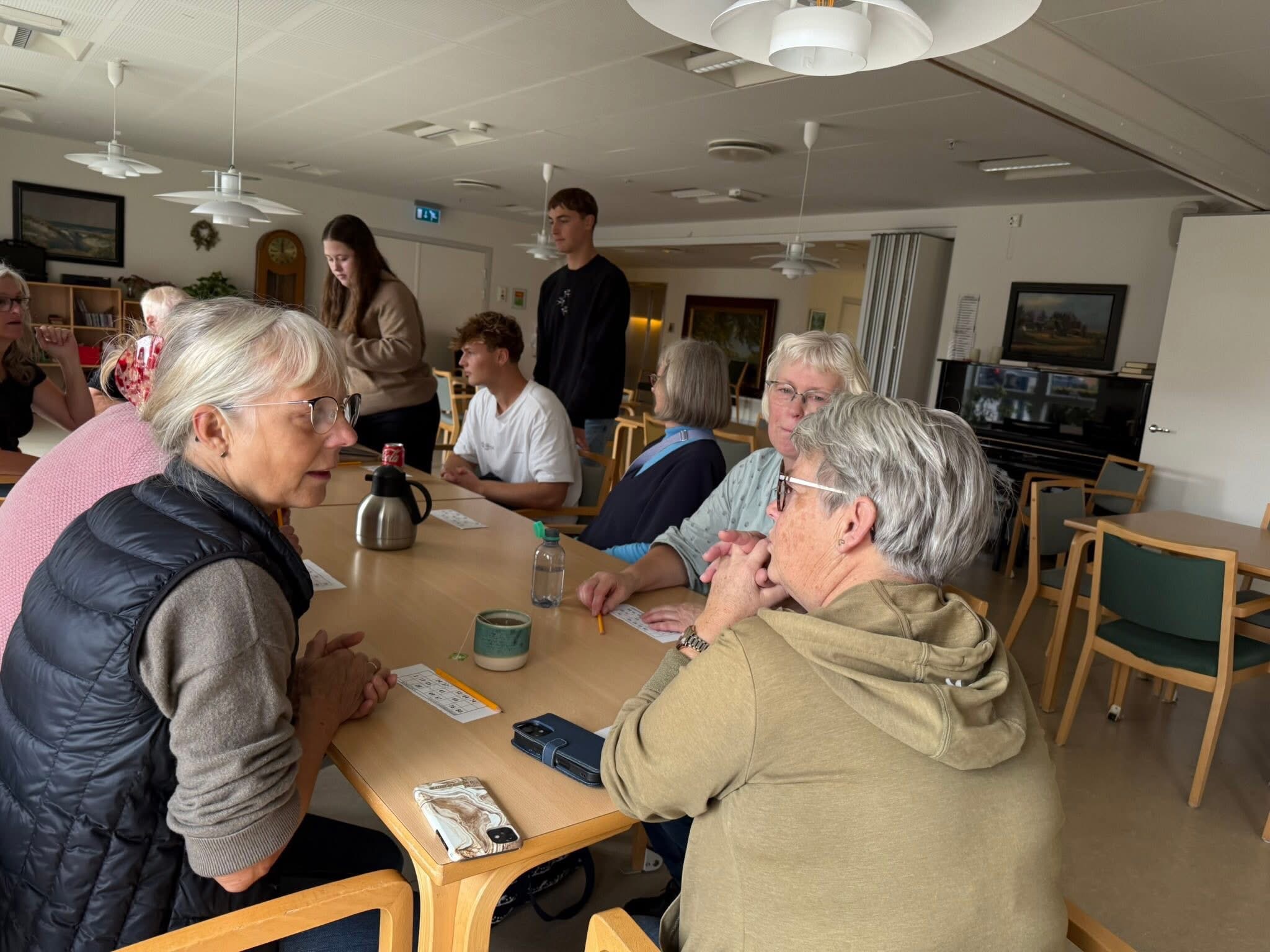 Efterskoleelever med på gåtur og banko