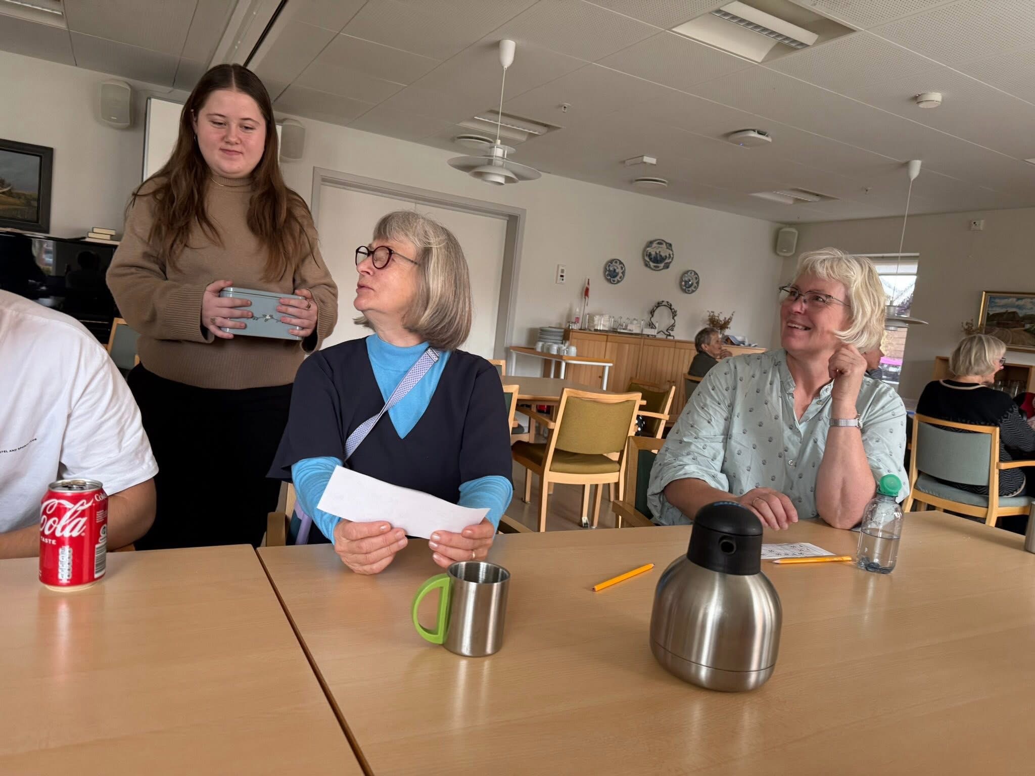 Efterskoleelever med på gåtur og banko