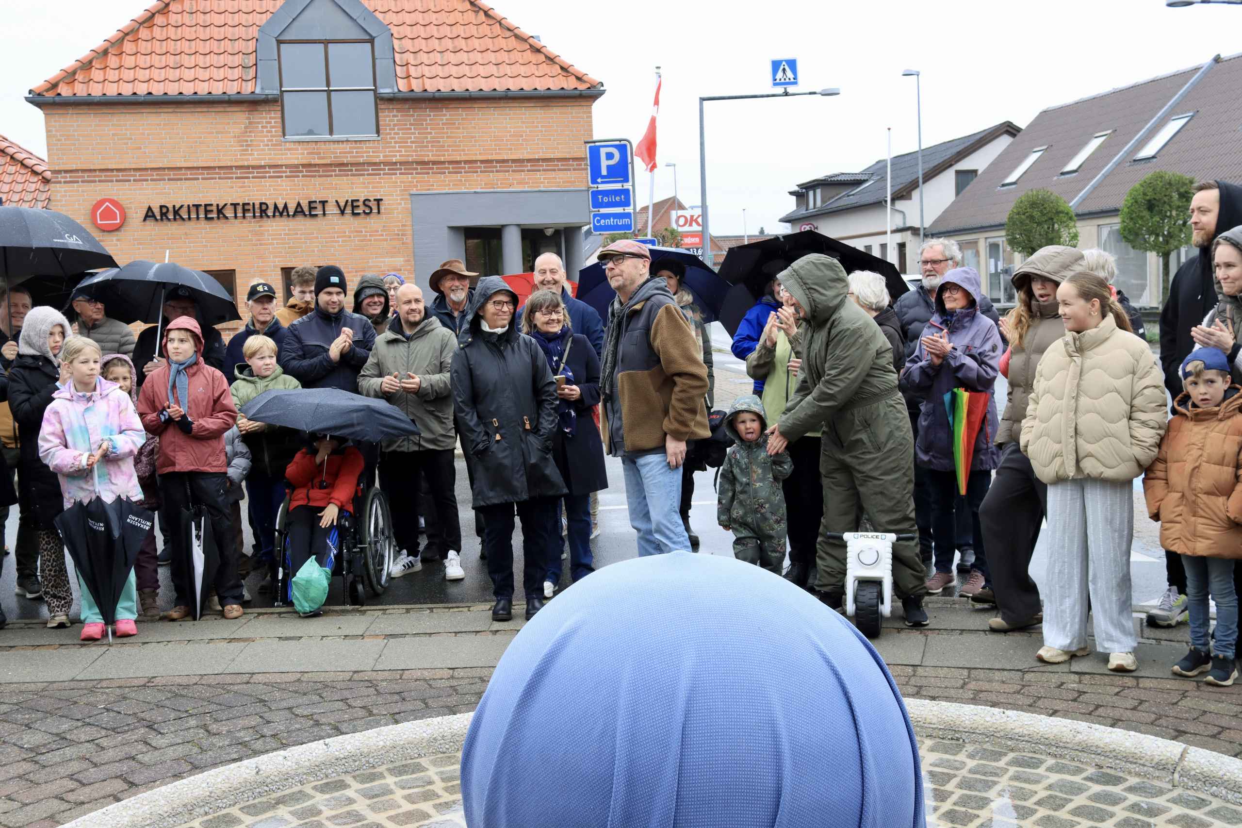 Blå Kugle pryder nu bybilledet