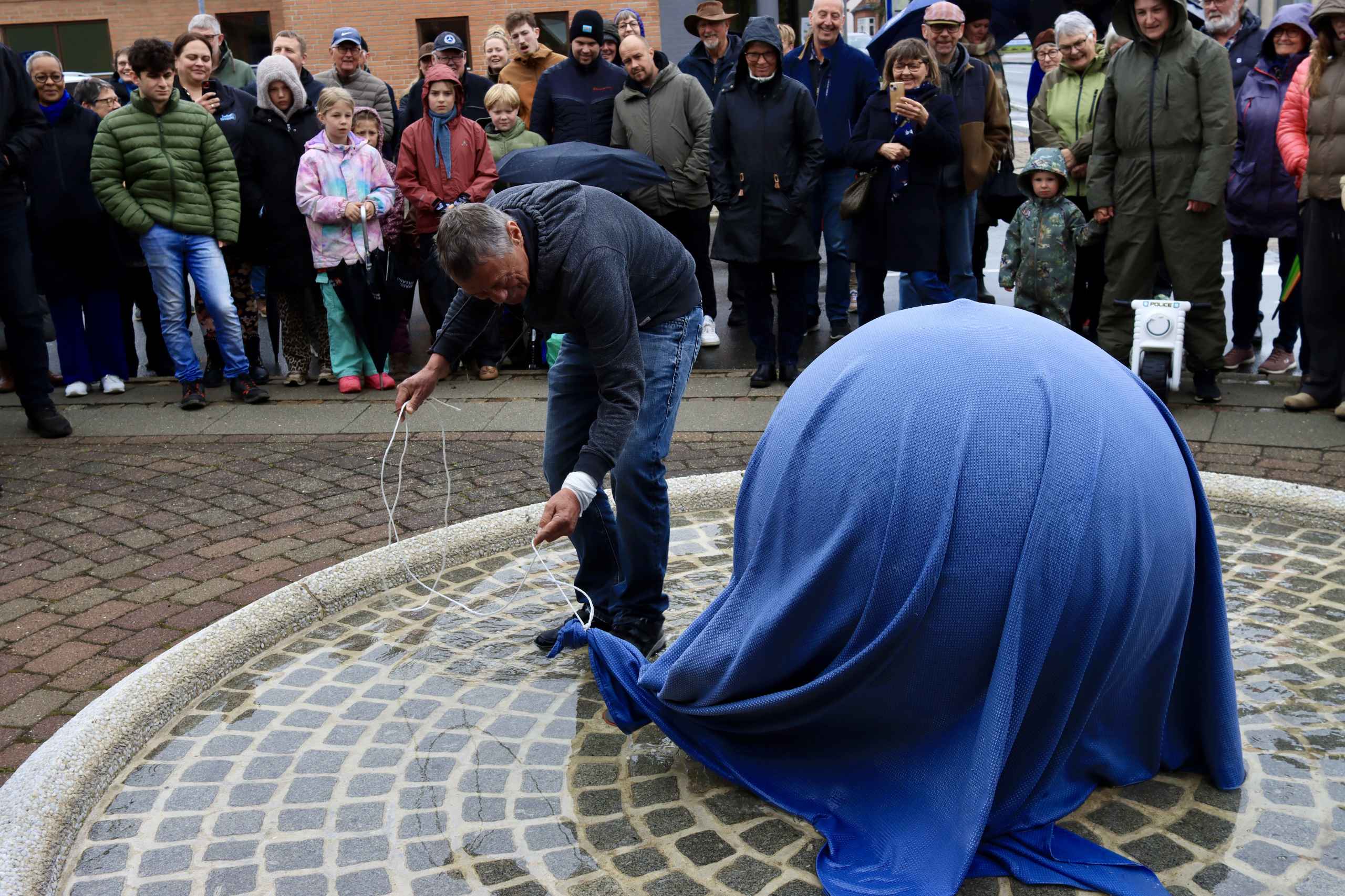 Blå Kugle pryder nu bybilledet