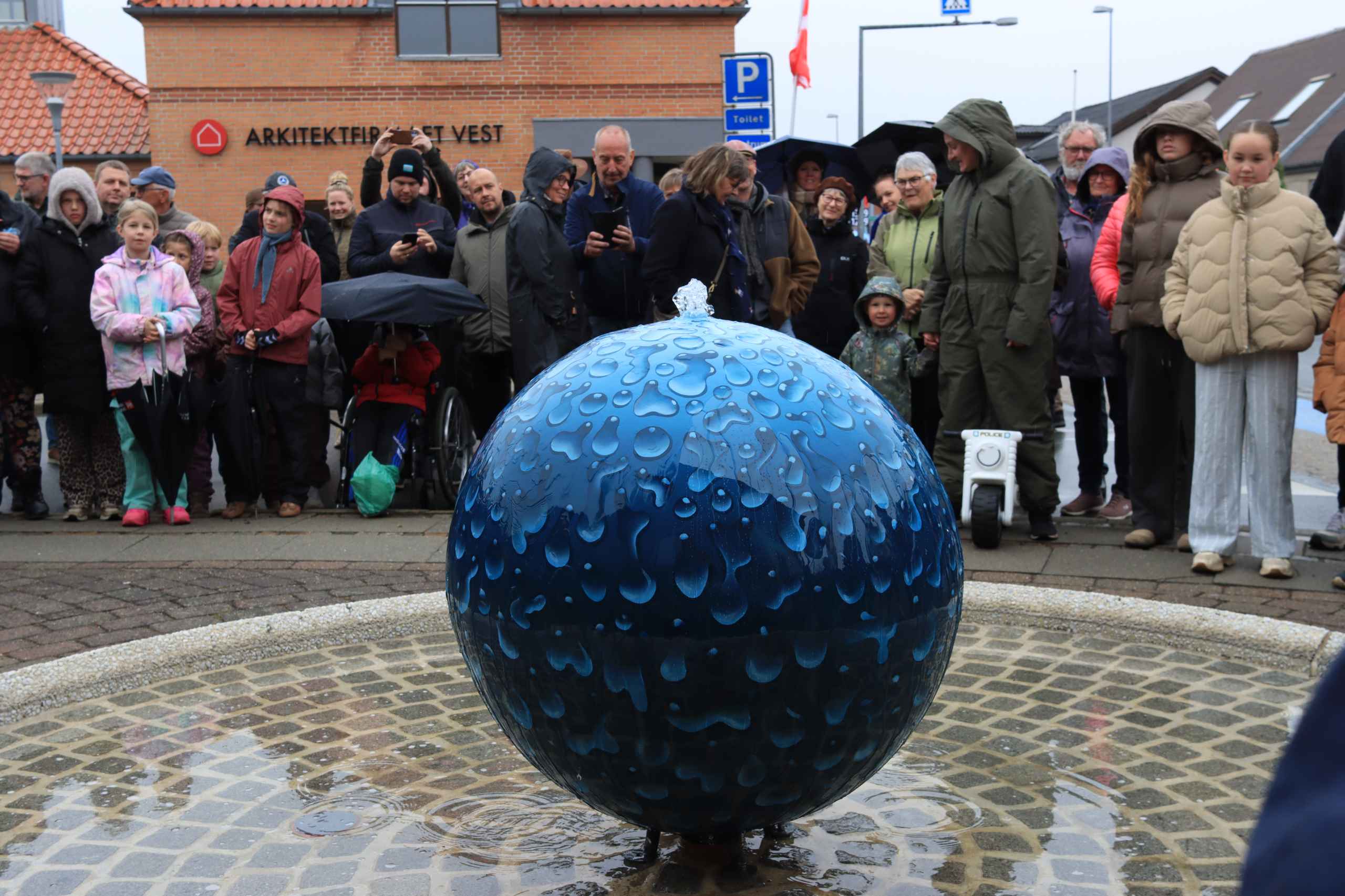 Blå Kugle pryder nu bybilledet