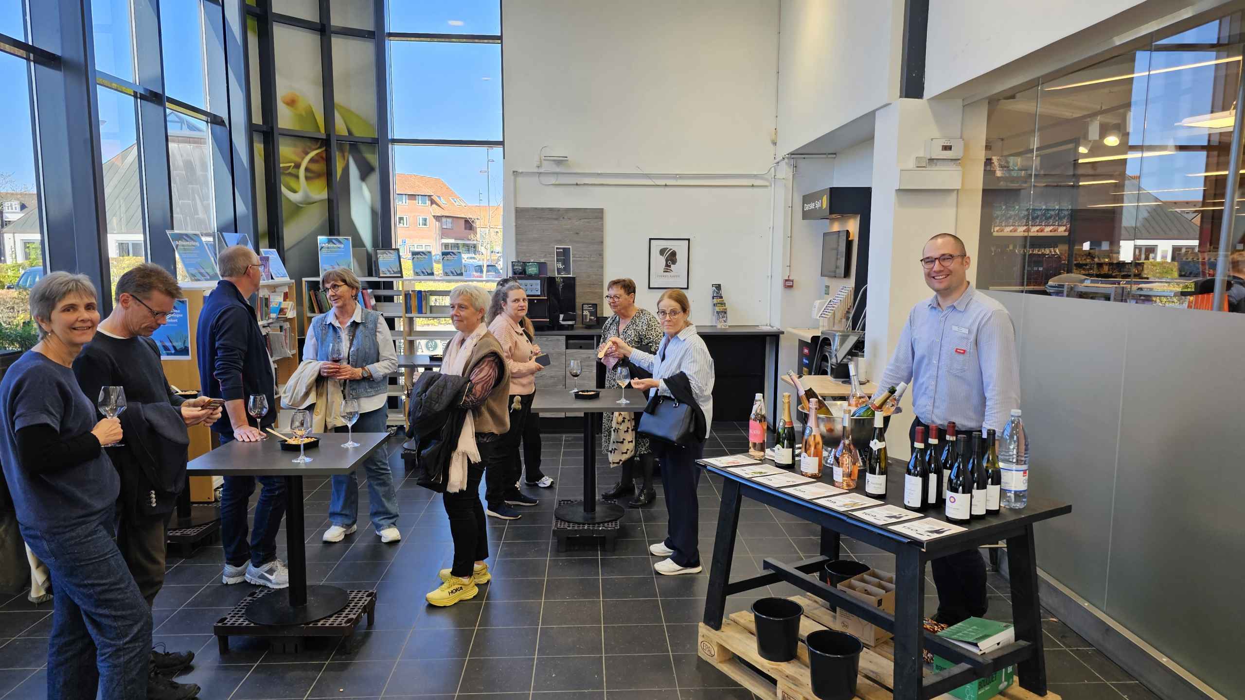 Ølgod Vinsmagning 2025, blev en uforglemmelig eftermiddag i midtbyen – Se billeder fra arrangementet.