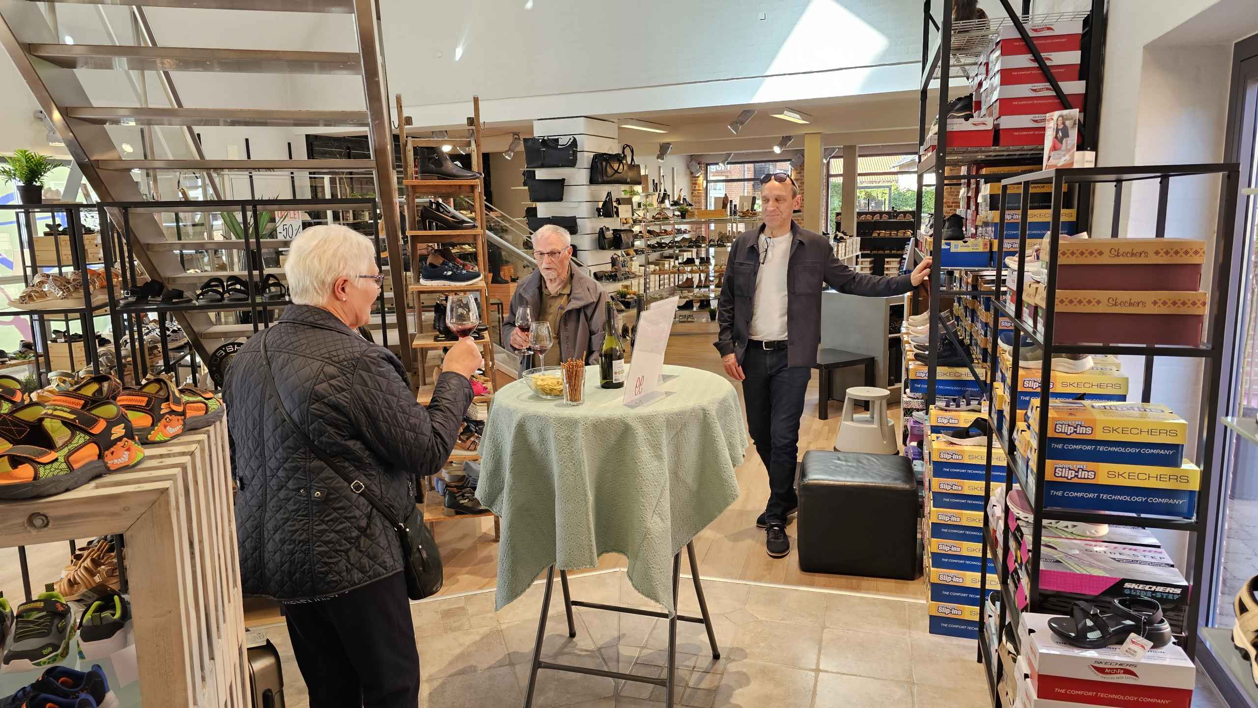 Ølgod Vinsmagning 2025, blev en uforglemmelig eftermiddag i midtbyen – Se billeder fra arrangementet.