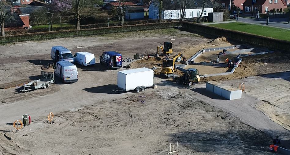 Byggeri på de næste 2 seniorgrunde i Ahornparken Ølgod er i fuld gang. (Filmklip)